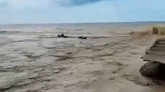 "Вот он, мой УАЗик!": появилось видео унесенной в море машины в Сочи