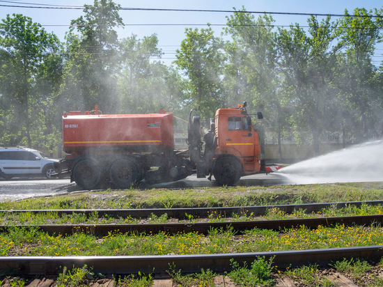 Автомобильные дороги, газоны и клумбы в Нижнем Новгороде поливают в связи с установившейся погодой