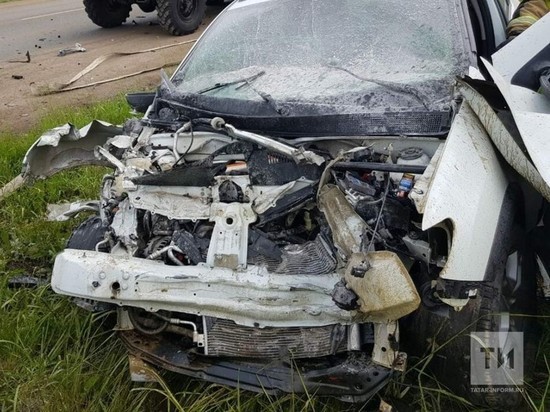 Водитель легковушки пострадал в столкновении с КАМАЗом в Татарстане