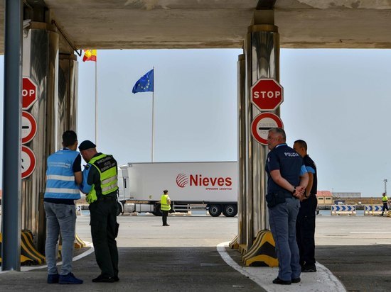 Мигранты прорвали границу между Испанией и Марокко