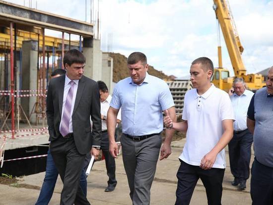 Андрей Алексеенко проинспектировал еще несколько строящихся школ