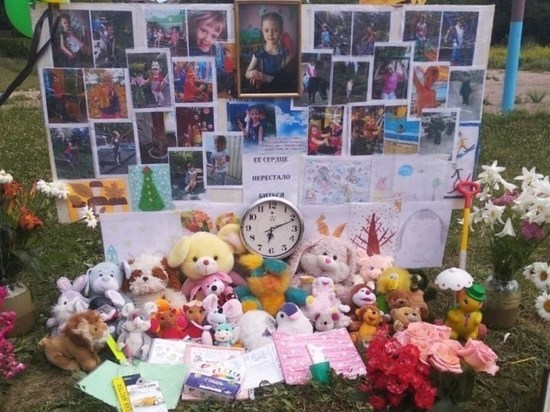 Макеевчане несут цветы и игрушки к месту смертельного ранения ребенка
