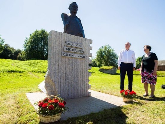 В Старой Ладоге открыли памятник археологу Анатолию Кирпичникову