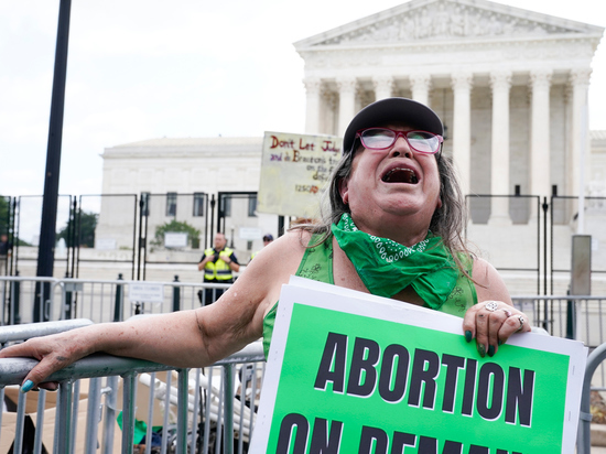Половина штатов США запретят прерывание беременности: либералы в ярости