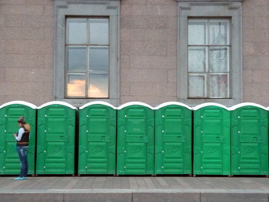 Более 650 бесплатных туалетов установили в центре Петербурга на время «Алых парусов»