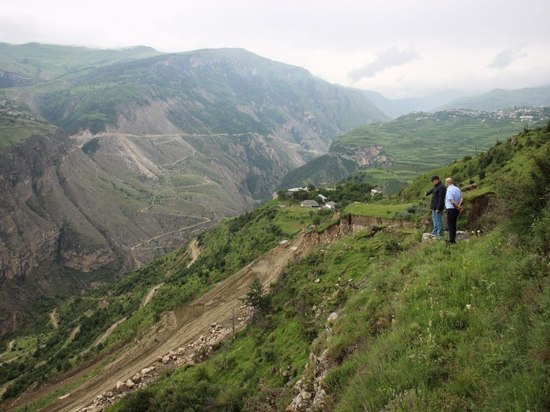 Автодорогу в горах Дагестана не могут открыть больше двух недель
