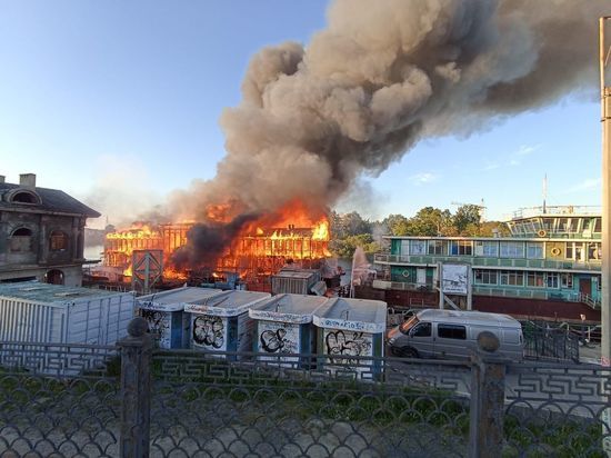 Дебаркадер горит на речном вокзале в Вологде