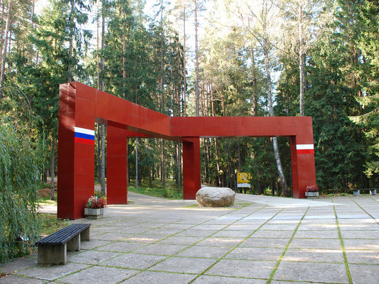 В музее объяснили снятие флагов Польши у мемориала в Катыни