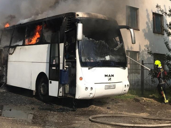 Во Владимире средь бела дня сгорел автобус