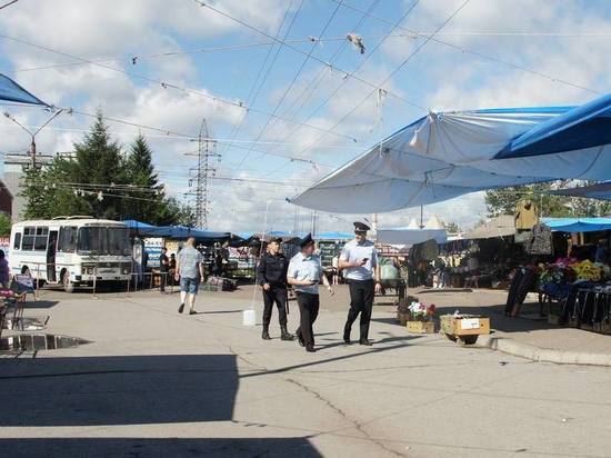 Полицейские провели миграционный рейд на рынке «Содружество» Красноярска