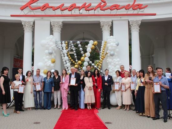 В Кисловодске выпускники-2022 прошли по красной ковровой дорожке