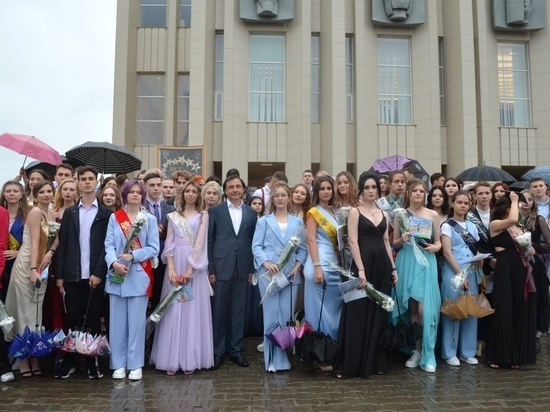 В Комсомольске-на-Амуре прошло шествие выпускников