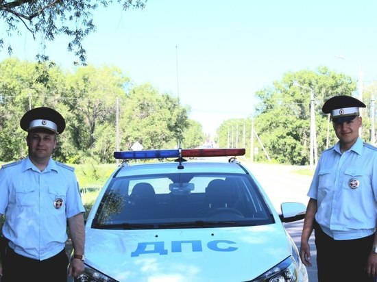 На Южном Урале инспекторы ДПС помогли автомобилистке с двумя детьми