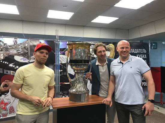 Хоккеисты привезли в Челябинск Кубок Гагарина