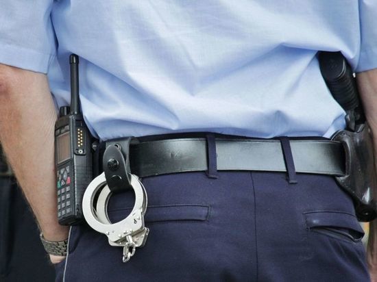 Полицейские накрыли наркопритон на набережной Октябрьской Революции в Боровичах