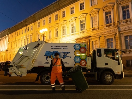 Три тонны мусора вывезли из центра Петербурга после праздника «Алые паруса»