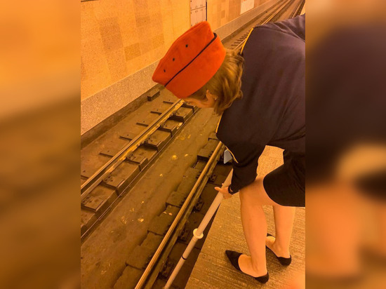 Сотрудники метро вернули петербургской «Золушке» упавшую на рельсы туфельку