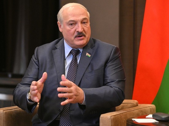 Лукашенко на катере ознакомился с ходом строительства порта под Петербургом