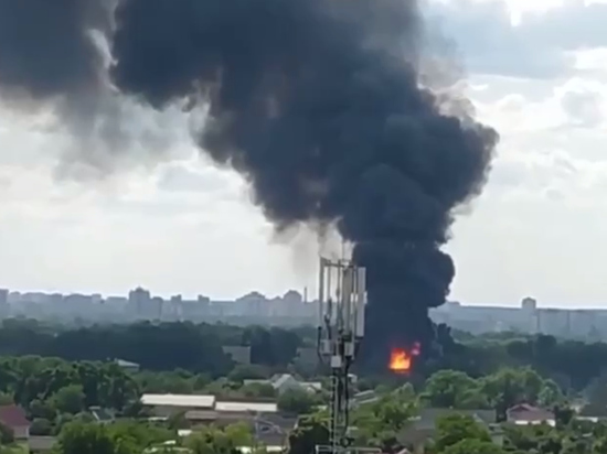 Украинские Телеграм-каналы сообщили, что в Киеве полыхает масштабный пожар