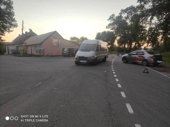 Под Зеленоградском 65-летний водитель Renault врезался в автобус Mercedes