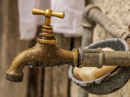 Жители Железнодорожного района Воронежа остались без воды из-за утечки на водопроводе