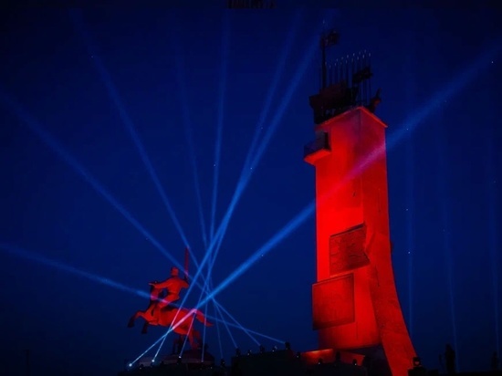 Прожекторы осветили небо над Софийской набережной в честь годовщины Парада Победы