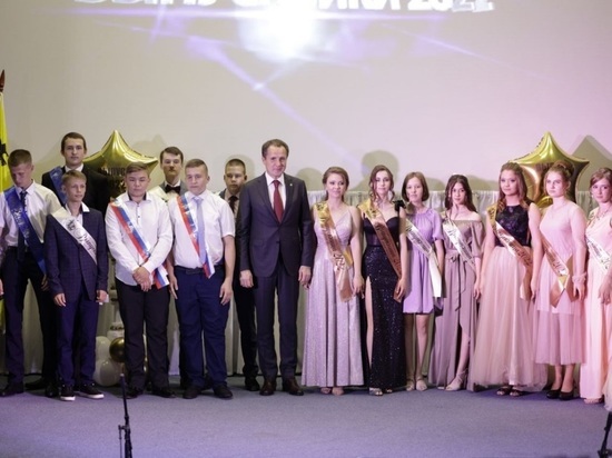 Белгородский губернатор поздравил выпускников с окончанием школы