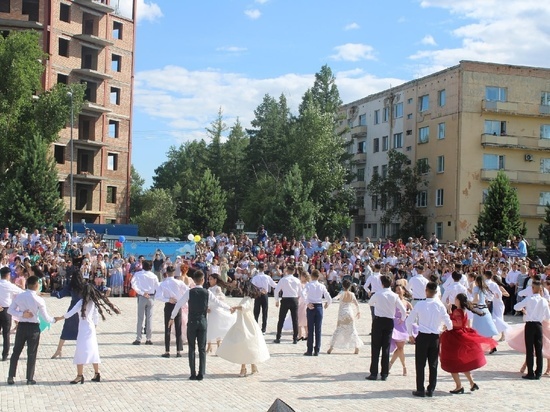Для выпускников Кызыла организовали праздничный бал
