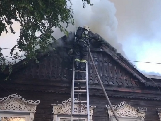 В Астрахани пожарные потушили 3 жилых дома