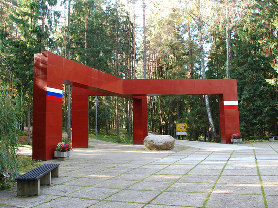 Польша требует объяснить снятие ее флага на мемориальных комплексах России – МИД