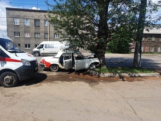 В иркутской больнице скончались два пассажира «Волги», врезавшейся в дерево