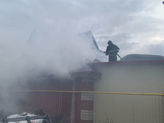 Пожарные потушили горевший гараж в Салехарде
