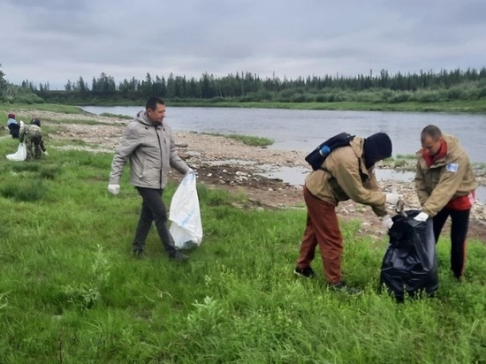 Около 2 тонн мусора вывезли волонтеры Ямала с берега Ханмея