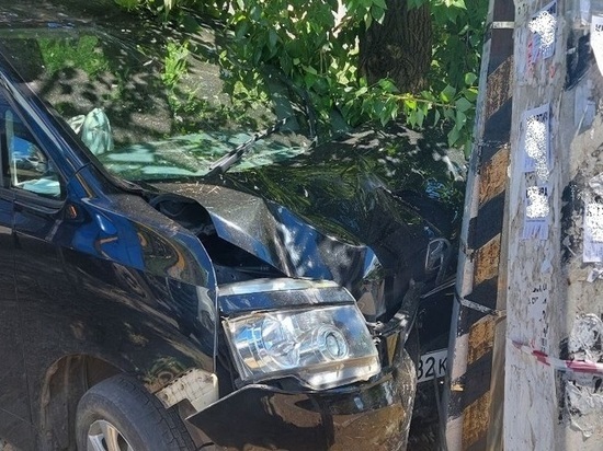 Водитель Toyota Voxy разбил машину о столб в центре Читы