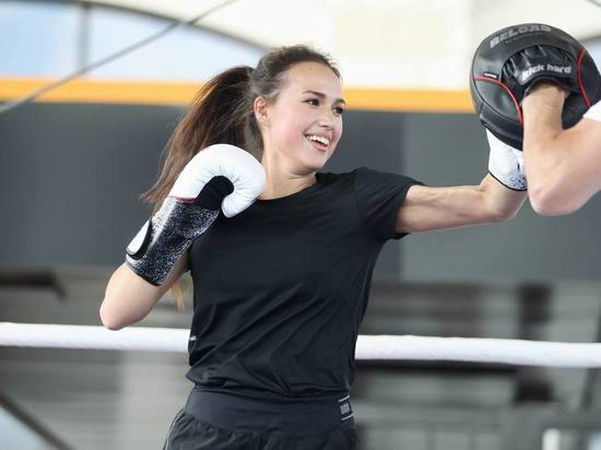 Олимпийская чемпионка Алина Загитова и депутат с Сахалина провели мастер-класс по боксу