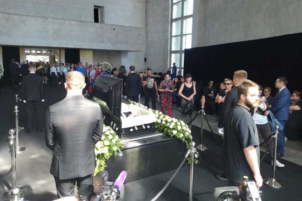 Шатунова похоронят в москве. Похороны Юрия Шатунова в зале. Прощальный зал. Траурный зал.