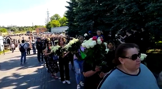 На Троекуровском кладбище поклонники прощаются с Юрием Шатуновым: видео