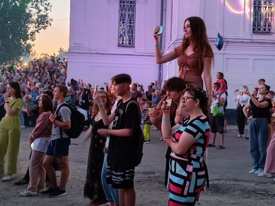 Школьники Тверской области празднуют выпускные