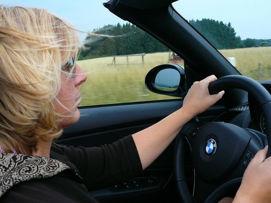 Жительница Оленегорска не побоялась сесть за руль с поддельными правами