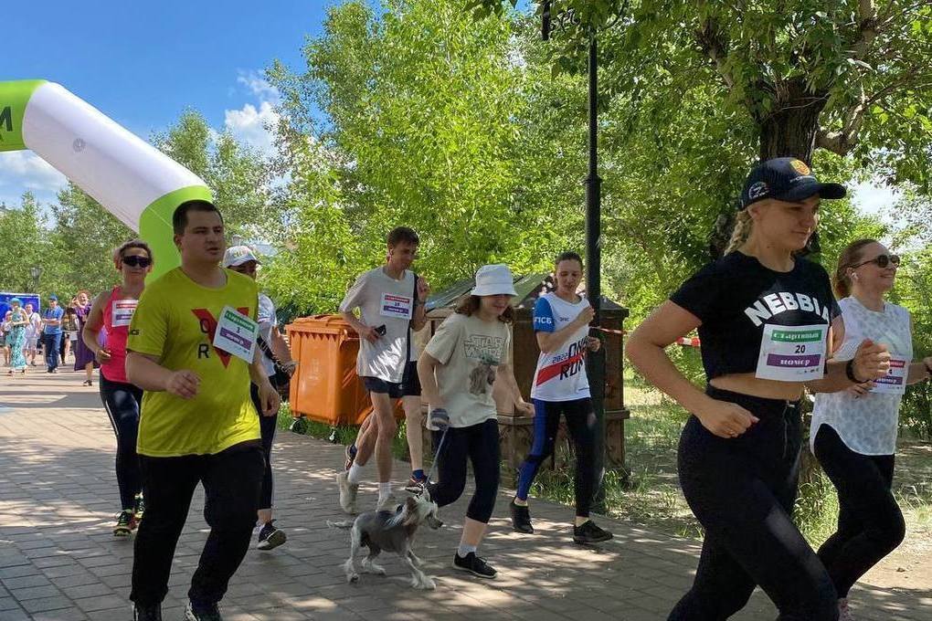 Собака и 30 человек пробежали благотворительный забег под волынки в Чите