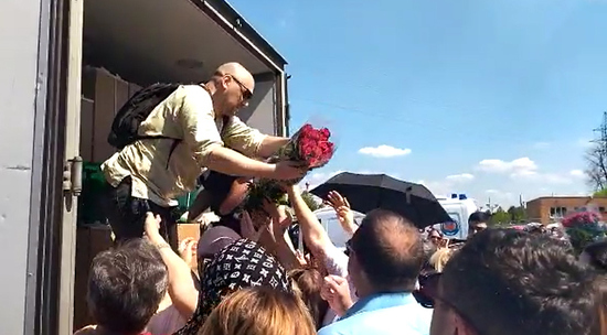 На прощании с Шатуновым фанат бесплатно раздал грузовик роз: видео