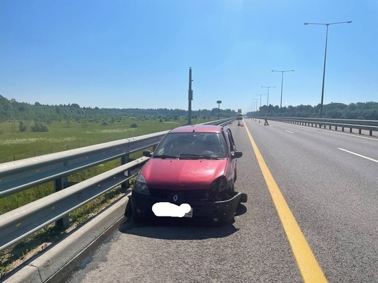 На трассе М-11 в Тверской области машина влетела в ограждение из-за взорвавшегося колеса
