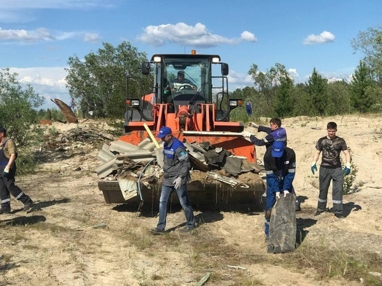 В Надыме волонтеры вывезли 90 кубометров мусора с озера
