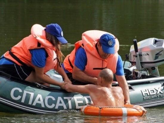 Красноярские спасатели вытащили из реки рыбаков с перевернувшейся лодки