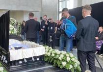 Очередь на прощание с Юрием Шатуновым остановили на 10 минут, чтобы один из знакомых покойного попрощался с ним
