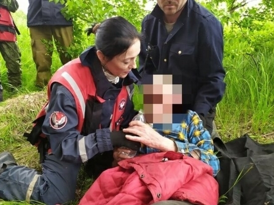 Спасатели ПСО "Регион 18" нашли и вывели из леса пожилого мужчину, три дня проведшего вдалеке от цивилизации