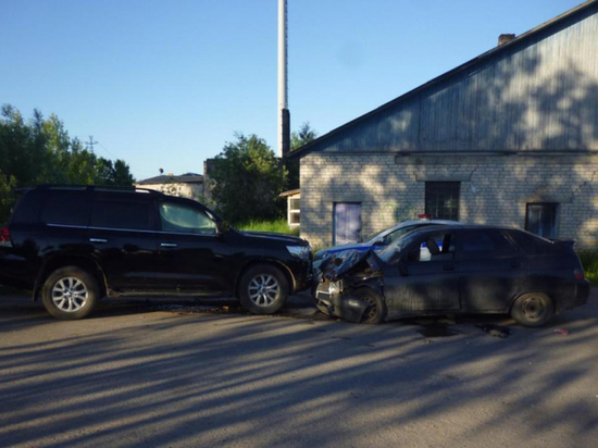 25 июня около 3:40 в посёлке Березник на улице Хаджи-Мурата столкнулись внедорожник Toyota и автомобиль ВАЗ.