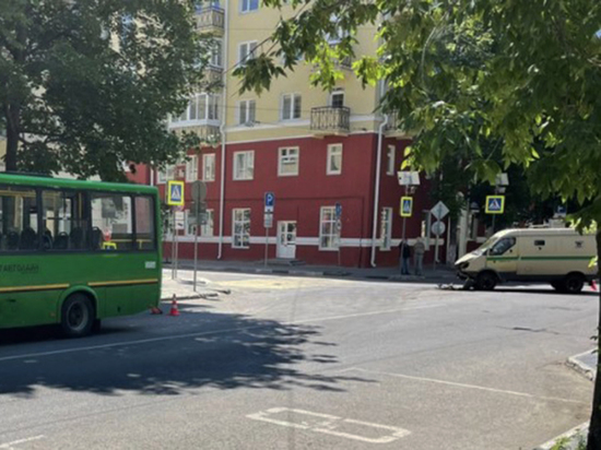 В Воронеже при столкновении маршрутного автобуса с инкассаторской машиной пострадала женщина