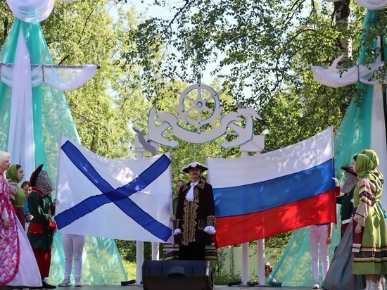 В Никольском сквере состоялся традиционный праздник «СоломБал», посвященный 350-летию российского императора Петра Первого.