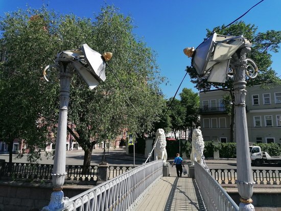 Вандалы погнули фонари на Львином мосту